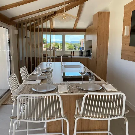 Lostane - Sur Le Toit Apartmanhotel Grimaud